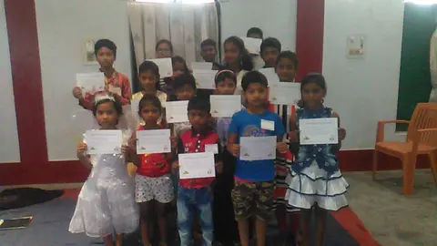 वी.बी.एस.अम्बिकापुर सरगुजा छत्तीसगढ़ प्रमाण पत्र लेहे कर बाद लईका मन 