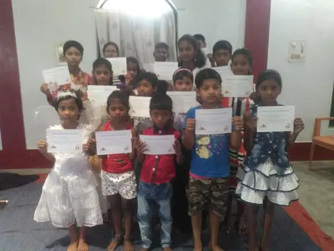 वी.बी.एस.अम्बिकापुर सरगुजा छत्तीसगढ़ प्रमाण पत्र लेहे कर बाद लईका मन 