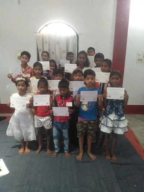 वी.बी.एस.अम्बिकापुर सरगुजा छत्तीसगढ़ प्रमाण पत्र लेहे कर बाद लईका मन 