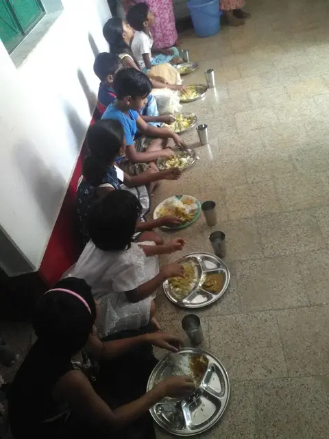 वी.बी.एस.अम्बिकापुर सरगुजा छत्तीसगढ़ खाना खात समय कर फोटो 